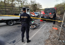 Reportan un menor muerto y tres lesionados tras percance entre motocicleta, camión y vehículo particular
