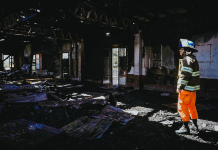 Continúan inspecciones y remoción de escombros en el Centro de San Salvador tras incendio que dejó cinco fallecidos