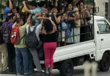Empresarios de buses piden regular los transportes alternativos Foto: Reuters.