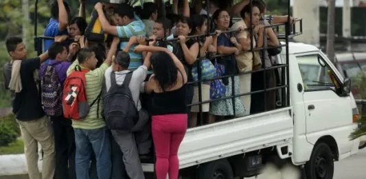 Empresarios de buses piden regular los transportes alternativos Foto: Reuters.