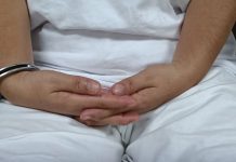 Decretan prisión provisional para acusada de lavado de dinero tras hallazgo de $33 mil ocultos en su casa