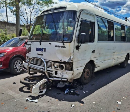 Conductor de transporte colectivo es detenido tras choque que dejó un motociclista muerto, en San Miguel