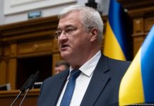 Kiev acusa a Hungría por retención de 7 empleados de banco