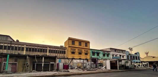 Alcaldía avanza en tercer día de intervención en el Centro Histórico de Salvador tras desmontaje de 250 puestos de venta