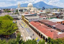 Más de 300 personas dan inicio a la alfombra de un kilómetro en el Centro Histórico de San Salvador