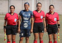 El partido de Alianza en la Liga Femenina quedó suspendido por falta de jugadores en su rival, Platense Paola Cerén, capitana de las 'Albas', junto al cuerpo arbitral. Foto cortesía: Alianza Women.