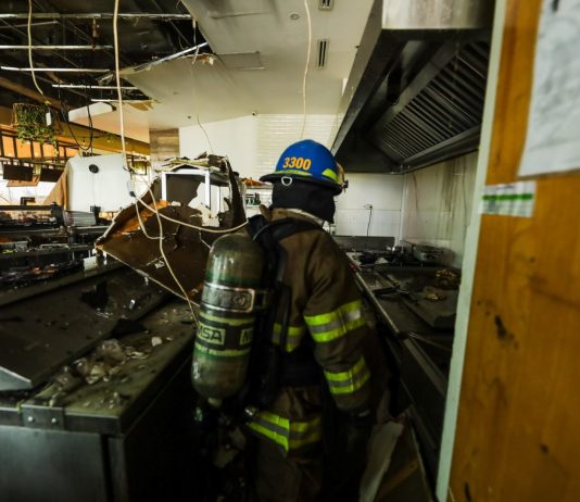 Reportan letalidad tras incendio en centro comercial de San Benito