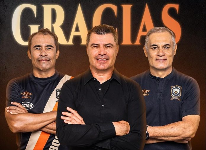 El entrenador mexicano deja el cargo junto a su preparador físico y su auxiliar técnico. Foto cortesía: Águila.