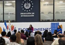 Más de 30 jóvenes se gradúan de diplomados en locución y comunicación deportiva de la Escuela Salvadoreña de Locución