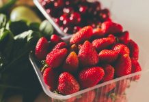 Espinaca, fresa y uva lideran lista de alimentos con más pesticidas en 2026, según informe