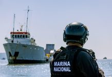 Rescatan a 16 náufragos en alta mar