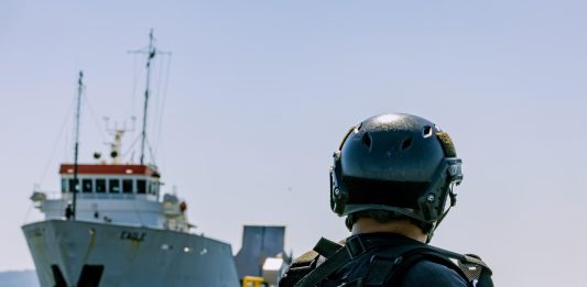 Rescatan a 16 náufragos en alta mar