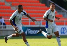 Sin muchas luces, El Salvador le ganó por la mínima a Martinica Mayer celebrando con su Hermano, Cristian. Foto cortesía: La Selecta.