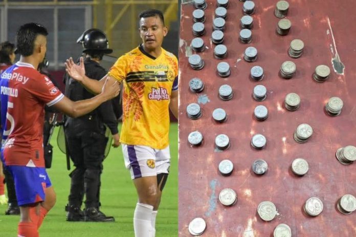 Los 'Galleros' protestaron la actuación arbitral. Foto cortesía: Platense.