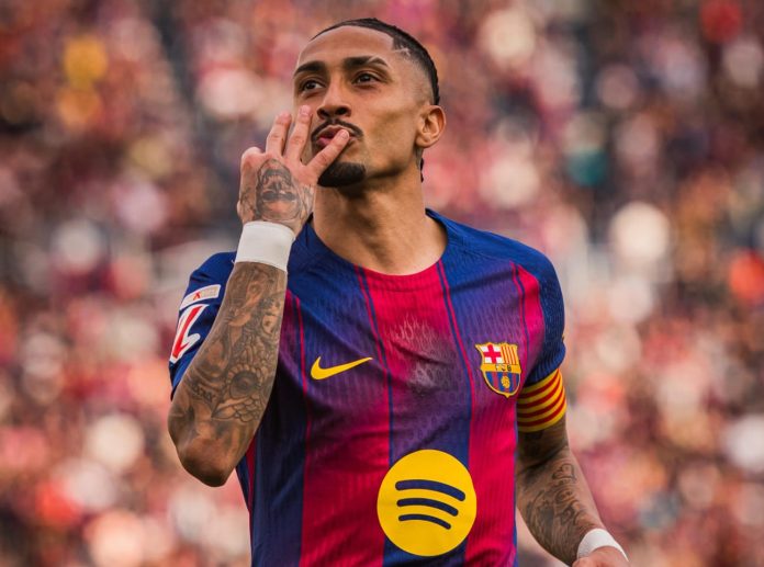 Raphinha triplete Raphinha anotó tres goles y se llevó el premio a mejor jugador del encuentro. Foto cortesía: FC Barcelona.