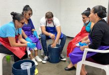 Cruz Roja Salvadoreña capacita a personas con discapacidad visual en la elaboración de insumos de limpieza Foto: Cortesía.