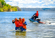 Protección Civil realiza simulacro de rescate acuático en lago de Ilopango por Plan Verano 2026 durante Semana Santa
