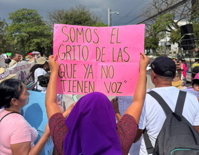 Salvadoreñas marcharon este 8 de marzo de 2026, en San Salvador, para conmemorar el Día Internacional de la Mujer. Foto: YSKL.