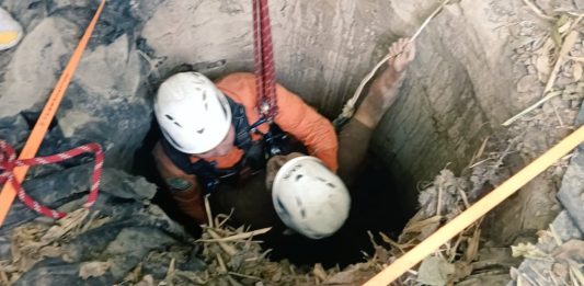 Bomberos rescata a persona que cayó en un pozo en Ciudad Delgado