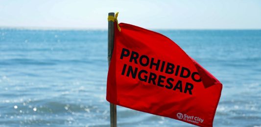 ¿Qué significa el color de banderines en las playas? Esto es lo que usted tiene que saber