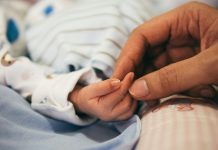 Desde envases hasta cosméticos: químicos de uso diario estarían vinculados a partos prematuros y muertes neonatales