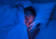 Luz azul de pantallas no sería la principal causa de problemas de sueño, según estudios