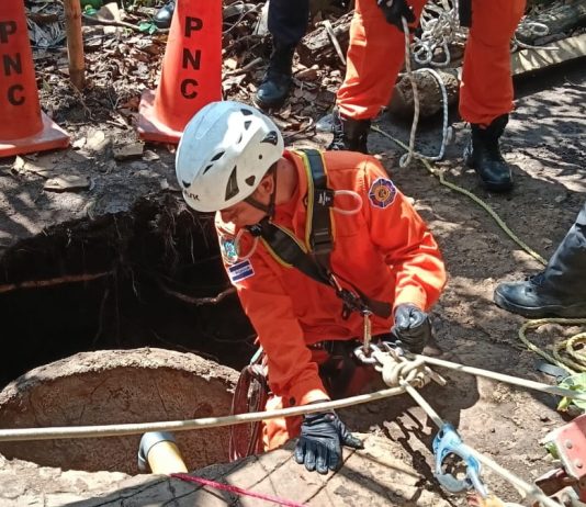 Rescatan a persona que cayó en un pozo de 15 metros en Sacacoyo