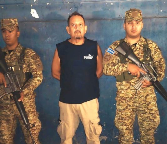 Detienen a sujeto con varias porciones de marihuana ocultas en motocicleta, en San Salvador