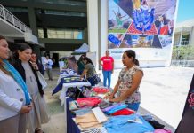 Migrantes retornados graduados en gestión empresarial presentan emprendimientos como parte de programa de reintegración