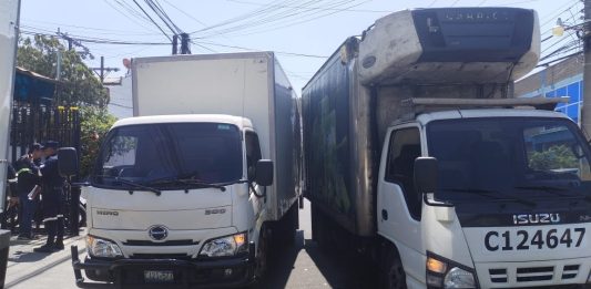 Accidente laboral en Antiguo Cuscatlán deja un hombre muerto tras colisión entre camiones durante descarga