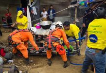 Rescatan a mujer que cayó en fosa séptica en construcción en Sonsonate