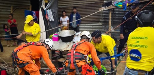 Rescatan a mujer que cayó en fosa séptica en construcción en Sonsonate