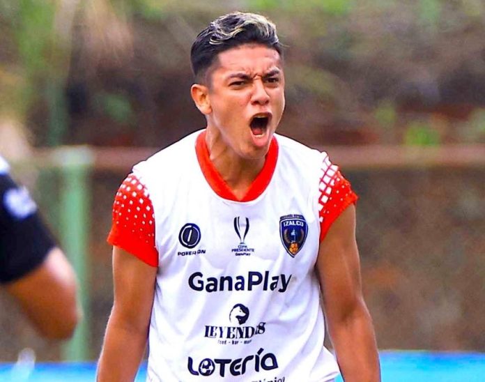 Bryan Cea luego de marcarle a Hércules. Foto cortesía: INDES.