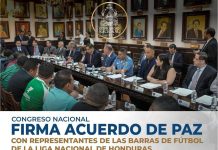 Barras de los clubes hondureños firmaron acuerdos de paz para erradicar la violencia dentro y fuera de los estadios Se firmaron los acuerdos de paz del fútbol hondureño. Foto cortesía: Congreso Nacional de Honduras.