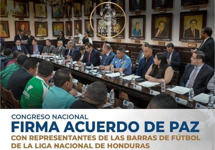 Se firmaron los acuerdos de paz del fútbol hondureño. Foto cortesía: Congreso Nacional de Honduras.
