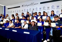 36 entrenadores recibieron una capacitación en la Ley Crecer Juntos para proporcionar espacios seguros a la infancia, niñez y adolescencia Los entrenadores junto a su certificado. Foto cortesía: INDES.