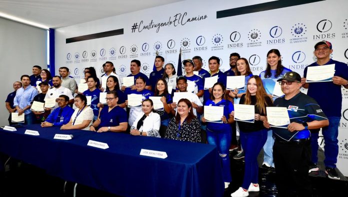 Los entrenadores junto a su certificado. Foto cortesía: INDES.