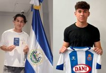 Itzel Colocho, jugador del filial del Espanyol, ya cuenta con el pasaporte salvadoreño Itzel junto a su pasaporte. Foto cortesía: Yamil Bukele y Espanyol.