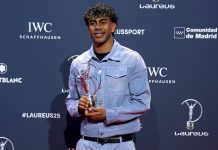 Lamine Yamal fue reconocido como el mejor deportista joven del año en los Premios Laureus Lamine Yamal junto al premio. Foto cortesía: FC Barcelona.