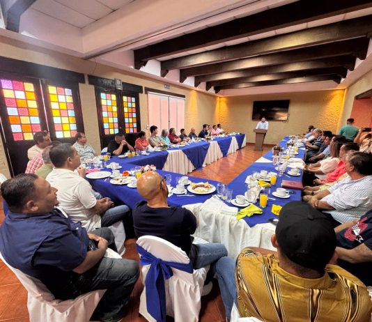 Transportistas acuerdan proponer al Gobierno establecer un precio tope en el galón de combustible y revisión de tarifa Foto: YSKL.