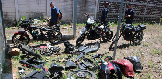 Capturan a cinco sujetos, entre ellos menores de edad, acusados de comercializar partes de motocicleta hurtada