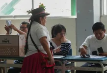Perú extiende votación al lunes en mesas que no abrieron