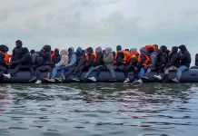 Francia y Reino Unido firman acuerdo para frenar migración