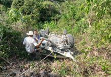 Dos personas resultan lesionadas tras caer vehículo a barranco en Chalatenango