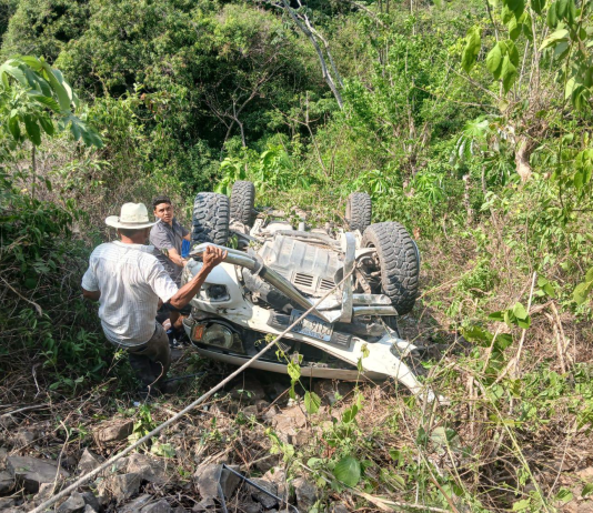 Dos personas resultan lesionadas tras caer vehículo a barranco en Chalatenango