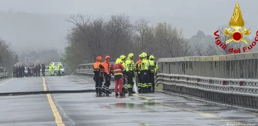 Se derrumba puente de carretera en Italia por lluvias