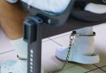 Acusado de usar documentos falsos y sellos notariales permanecerá en detención provisional