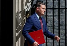 Dimite ministro de Salud británico y se ahonda crisis