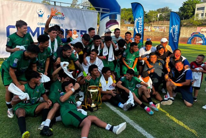 Inca con el trofeo de campeón de la temporada de la liga de plata. Foto cortesía: Segunda División.
