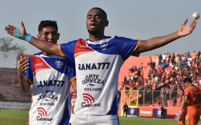 Gil volvió a anotar en el Barraza. Foto cortesía: Luis Ángel Firpo.